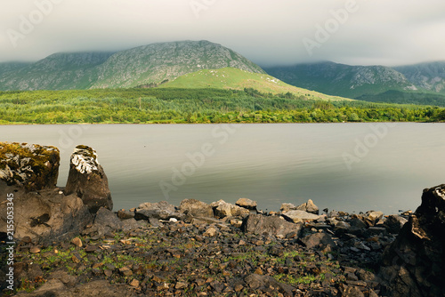 Cuadro en lienzo Tranquil morning light over Lough Inagh in Connemara National Park, calm lake re