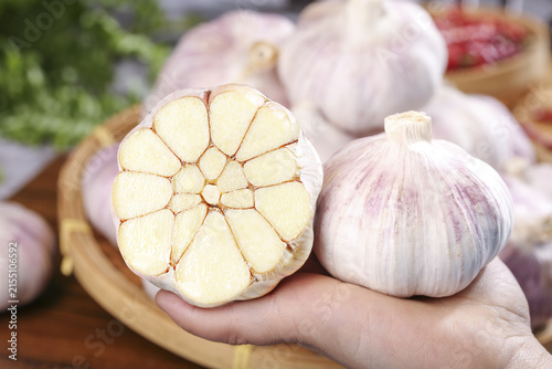 Fresh White Garlic Bulbs with Purple Skin from Henan Shandong Yunnan China Dried Cloves Kitchen Cooking Ingredients