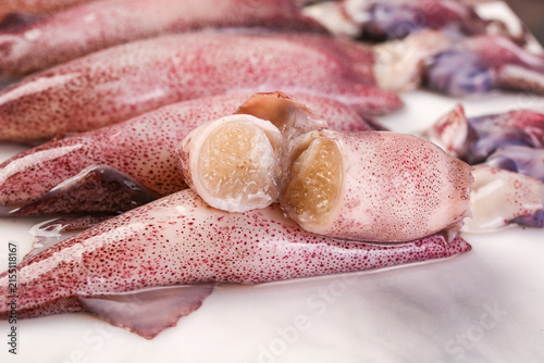 Cuadro en lienzo Fresh Whole Squid with Egg Sacs at Shandong Seafood Market - High Quality Marine