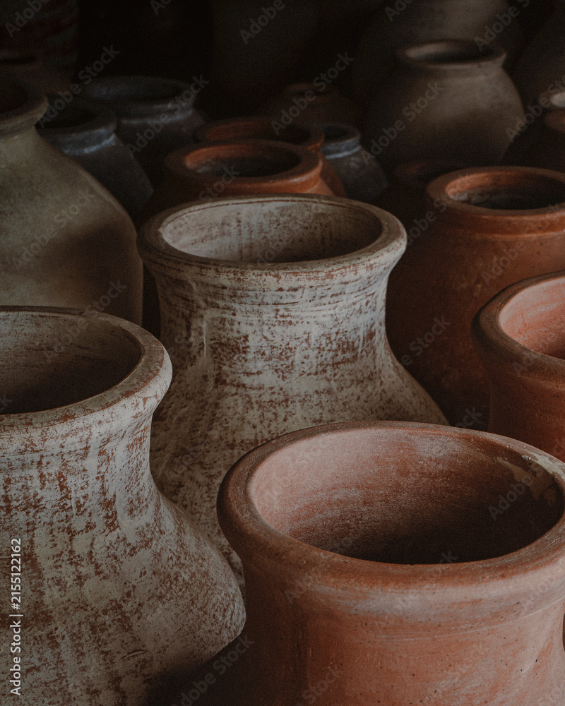 Foto Collection of earthenware pottery vessels in rustic setting