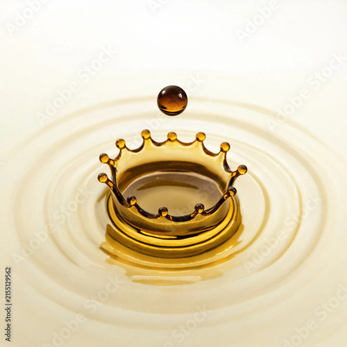 Golden Droplet Crown Splash in Creamy Liquid