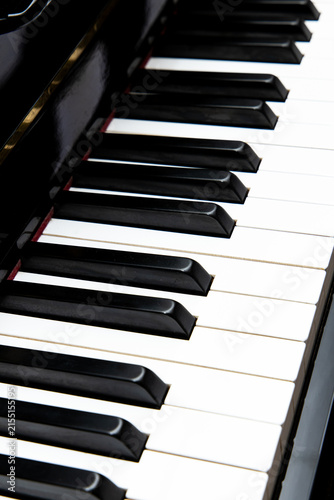 Foto Keys of a piano arranged in a linear fashion showing contrasting colors and text