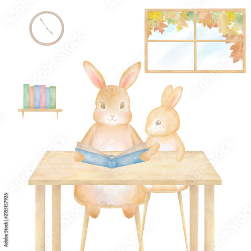 秋の休日、家で一緒に本を読むうさぎの親子のほっこり水彩イラスト。親子の学習・読み聞かせのテーマ。