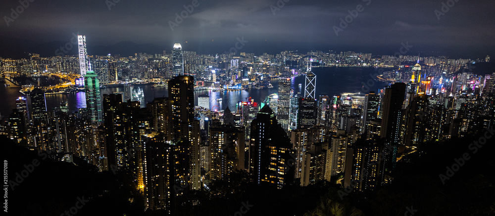 Fototapeta premium Hong Kong skyline at night from Victoria Peak Park 