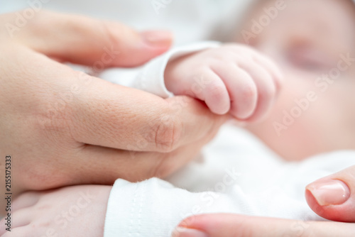 Fotografía Serenity and love reflected in newborn's touch