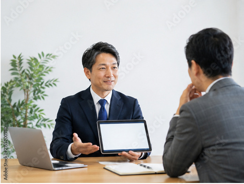 仕事,打ち合わせ,会議,ミーティング,ビジネス,オフィス,会社員,ビジネスマン,ビジネスウーマン,日本人男性,日本人女性,商談,相談,プレゼンテーション,企画,営業,マーケティング,プロジェクト,チーム,チームワーク,コミュニケーション,意見交換,ディスカッション,ブレインストーミング,資料,書類,ノートパソコン,タブレット,スマートフォン,ホワイトボード,会議室,デスク,同僚,上司,部下,経営者