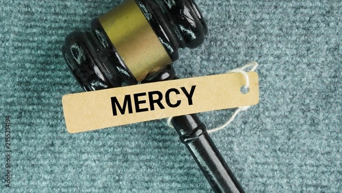 Obraz na płótnie Hammer the judge and tag the paper with the word mercy