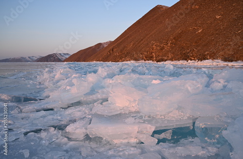 Foto Ice hummocks in the Olkhonsky Gate Strait on Lake Baikal