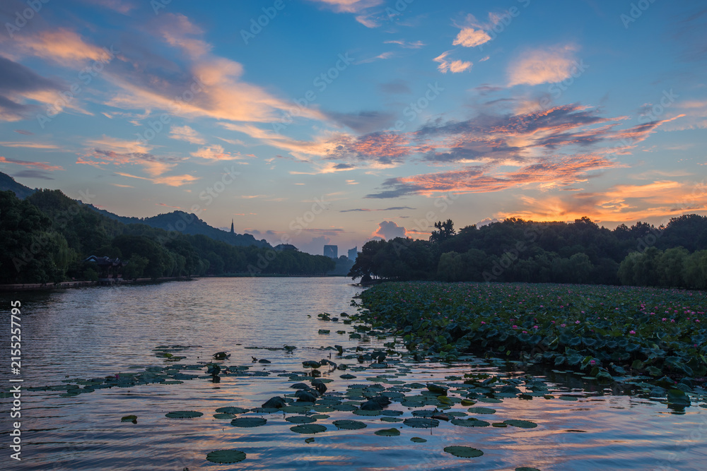 Naklejka premium Dawn Over West Lake in Hangzhou