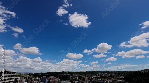 晴れた空に浮かぶ雲