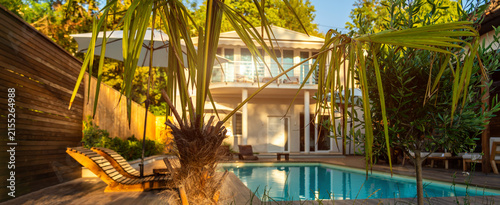 Konstfotografi Luxurious villa with swimming pool and lush tropical garden