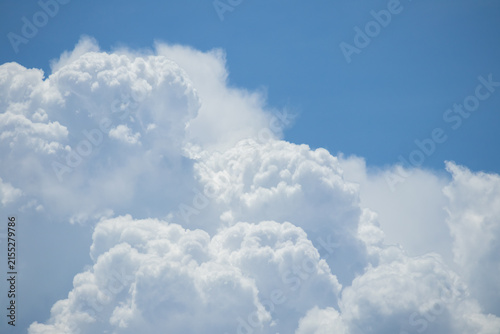 Foto fluffy white clouds building up in the light blue sky