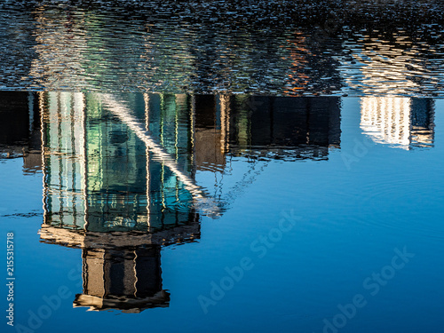 Canvastavla Abstract water reflection of modern architectural building at Leeds Dock