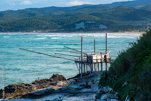 Foto a traditional trabucco perched on the rocky coastline of the Gargano Promontory near Vieste, Apulia, Italy