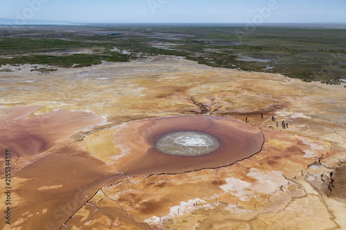 Foto Aerial View of Aikeng Spring Eye of the Devil in Mangya, Qinghai: Geothermal S