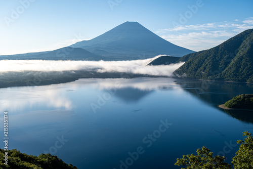 中ノ倉峠展望地から望む富士山と本栖湖
