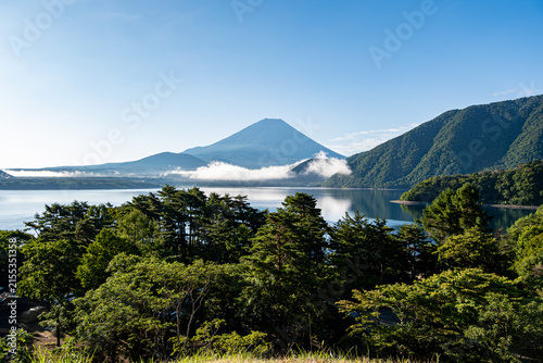 本栖湖と富士山
