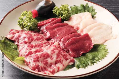 新鮮な馬刺しの盛り合わせ（霜降り・赤身・たてがみ）