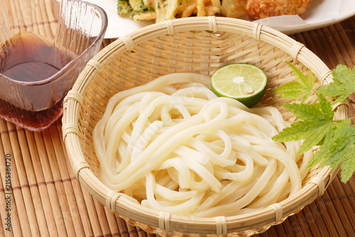 日本の夏の和食文化を伝える定番のざるうどん