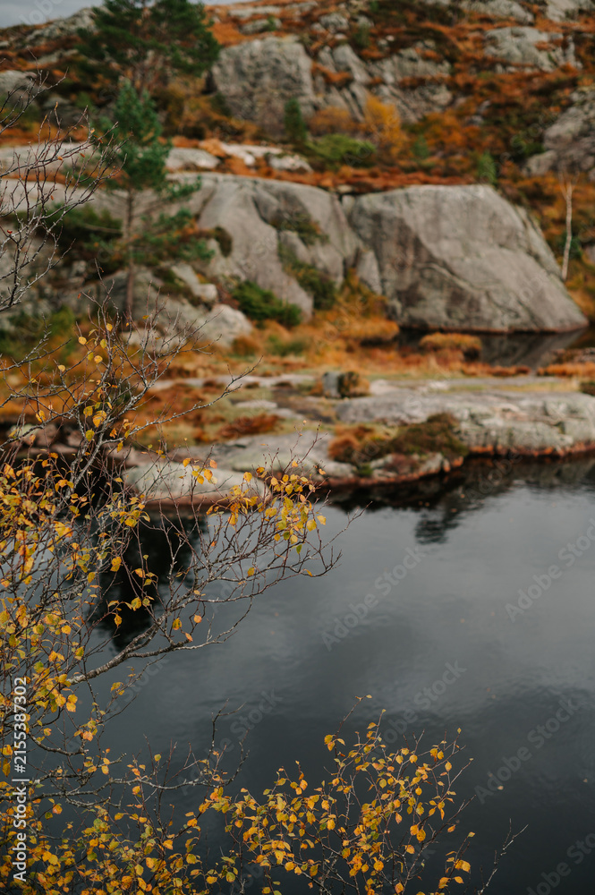 Obraz premium Autumnal Norwegian landscape with rocky terrain and reflective water