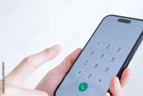 Tapety artystyczne スマートフォンで電話番号を入力する手元