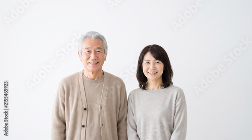 笑顔で並ぶシニア男女と白背景の健康・老後・セカンドライフイメージ