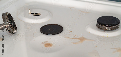 Canvastavla Dismantled gas stove surface with sprayed cleaning agent to pre-dissolve dirt