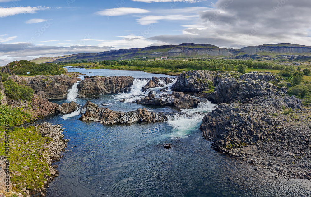 Obraz premium Glanni Waterfall Cascading Over Basalt Rocks