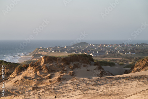 Fotografía Scenic view of the small coastal town of Lonstrup seen from the massive shifting