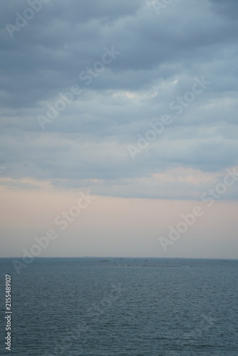 Foto Clam ocean beneath a dramatic cloudy sky
