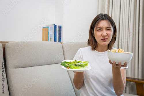 Foto Confused Woman Choosing Between Healthy Food and Snack