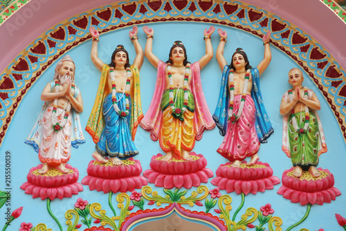 Cuadro en lienzo Pancha Tattva stone wall relief carving depicting Sri Chaitanya Mahaprabhu and his four companions in Mayapur