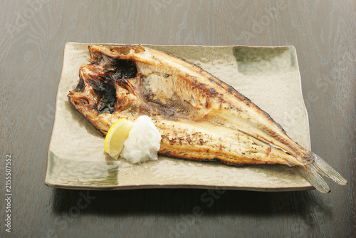 居酒屋の定番メニュー こんがり焼けたホッケの開きと大根おろし
