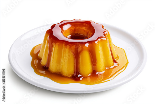 Flan moulé à la vanille traditionnel sur fond blanc, servi entier démoulé sur assiette blanche. Entremets onctueux nappé d'un généreux caramel