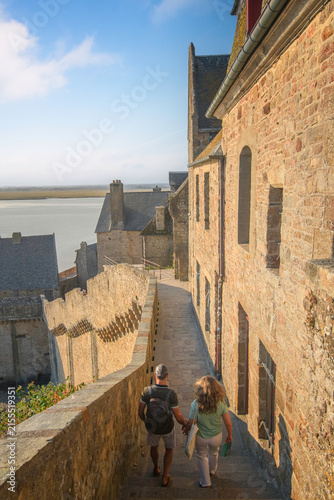 Couple qui se promene sur les remparts du Mont Saint Michel en France