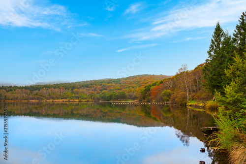 群馬県嬬恋村のバラキ湖の秋の風景