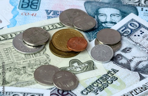 Foto Cuban peso money banknotes and coins on table