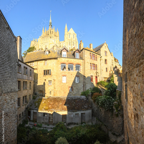 Panorama interieur des remparts du celebre Mont Saint Michel en France, et de la façade de l'abbaye. 