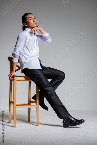 Canvastavla Mature and sophisticated basic menswear, high-quality gray background for portra