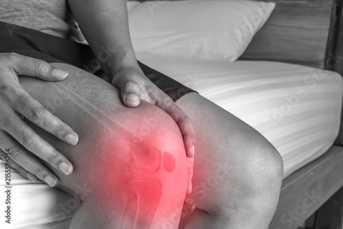 Foto Knee pain highlighted with red glow showing patient discomfort reflecting medical symptom and healthcare treatment concept