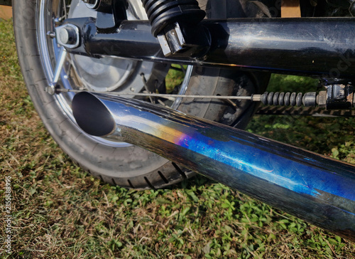 Foto Severe blue discoloring on motorcycle exhaust pipes bluing is primarily caused b