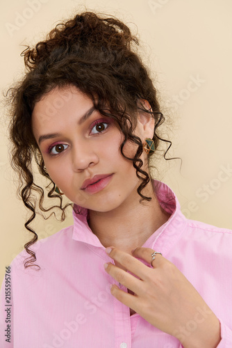 Foto Embracing elegance and beauty in a studio portrait with curly finesse