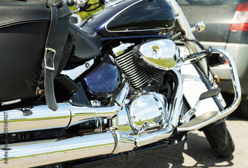 Canvastavla Side view of powerful cruiser motorcycle, highlighting shiny chrome exhaust pipe