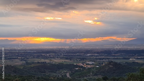 Bild auf Leinwand Nuages et coucher de soleil en forme de visage humain quelque part au-dessus de