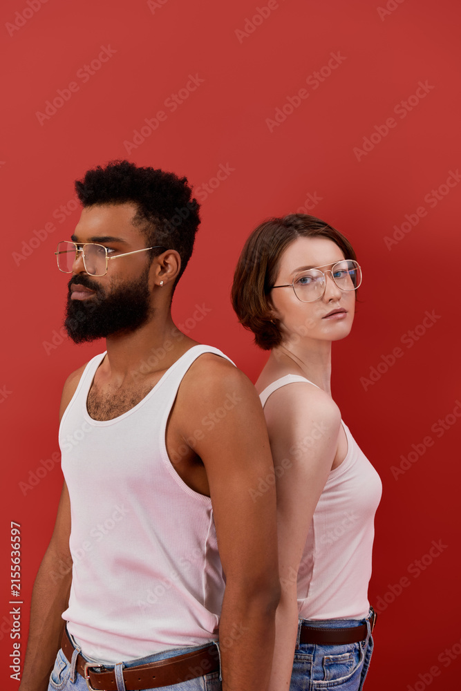Obraz premium Celebrating love between a stylish multiracial couple in a vibrant setting