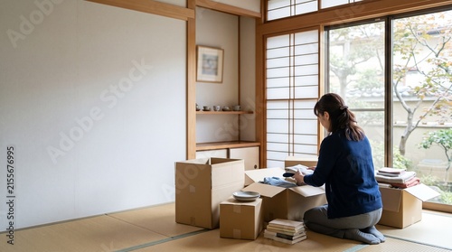実家の荷物を整理する家族と実家じまい・遺品整理
