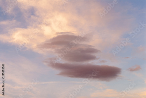 Cielo con nuvola scura sospesa al crepuscolo
