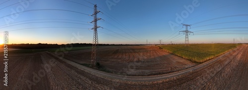 фотографія vue aérienne panoramique sur des pylônes électriques dans des champs, à la campagne