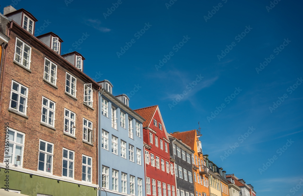 Obraz premium Stunning Architectural Facades Under a Clear Blue Sky