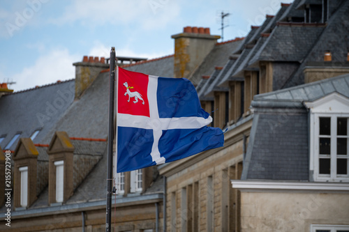 Bild auf Leinwand Walking along Saint-Malo ramparts in Brittany with panoramic Atlantic Ocean, houses, beach views
